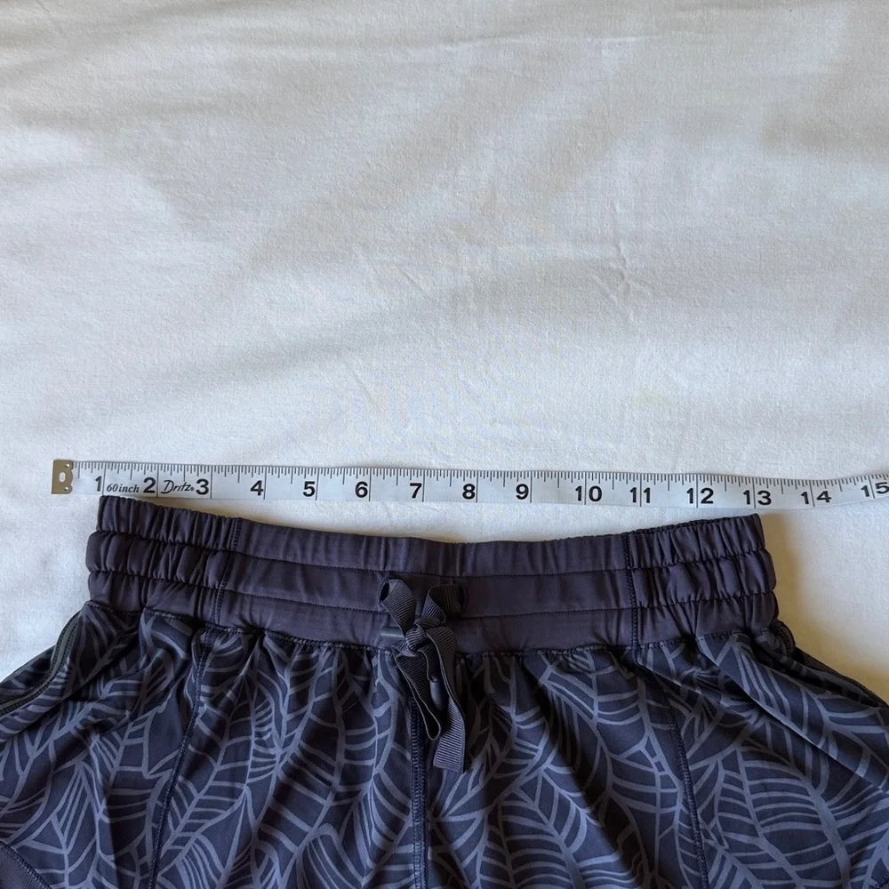 Lululemon Hotty Hot Short✨✨ Pretty Palm Cadet Greyvy / Cadet Blue✨✨